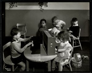 Kinderen spelen in de speelkamer van de New York Association for the Blind, 111 East 59th Street, New York, 1935